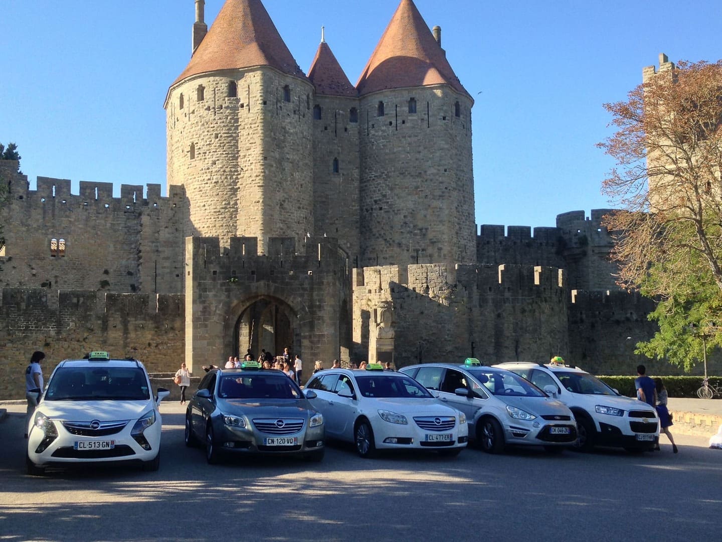 Taxis en ligne devant le château de Carcassonne